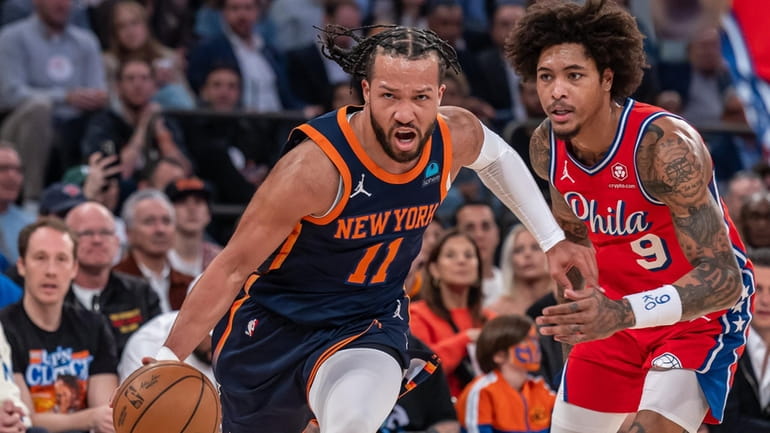 Knicks’ Jalen Brunson driving towards the basket with Kelly Oubre...