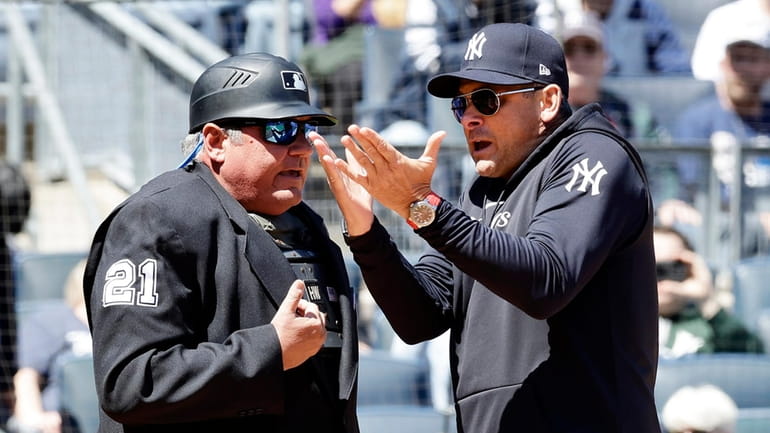 Yankees manager Aaron Boone argues with home plate umpire Hunter...