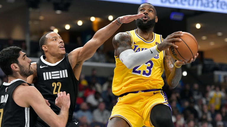 Los Angeles Lakers forward LeBron James (23) shoots against Memphis...