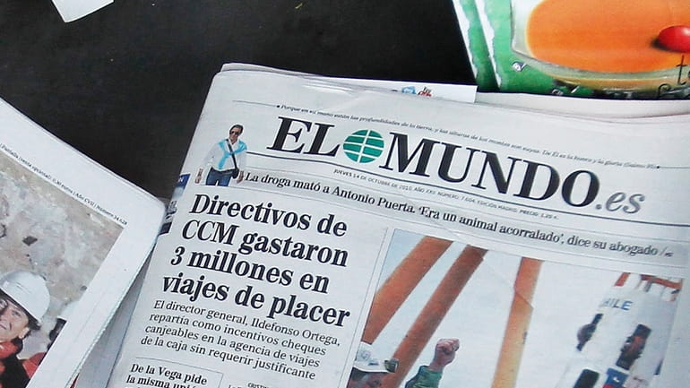 A front page of the El Mundo newspaper is displayed...