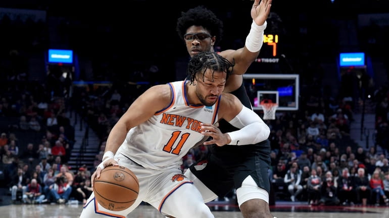 Knicks guard Jalen Brunson drives to the basket against Trail Blazers...