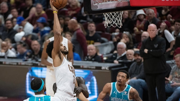 Cleveland Cavaliers' Jarrett Allen (31) dunks as Charlotte Hornets' Marques...