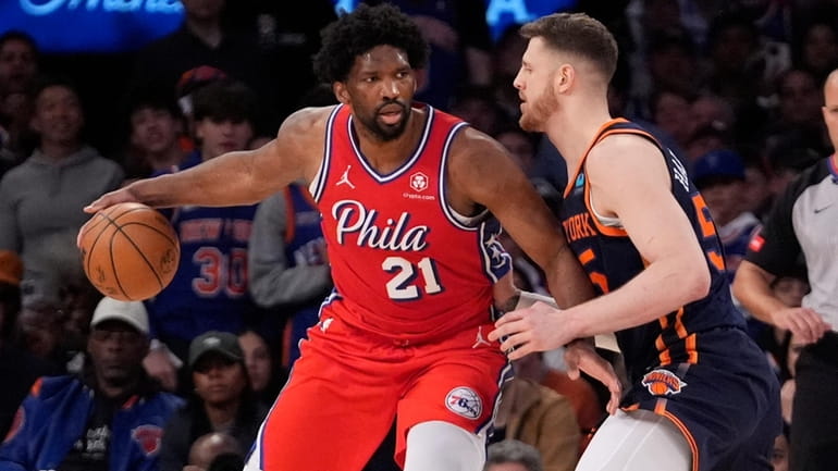 New York Knicks' Isaiah Hartenstein, right, defends against Philadelphia 76ers'...