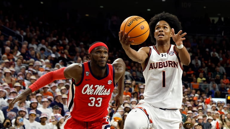 Auburn guard Aden Holloway (1) goes to the basket as...