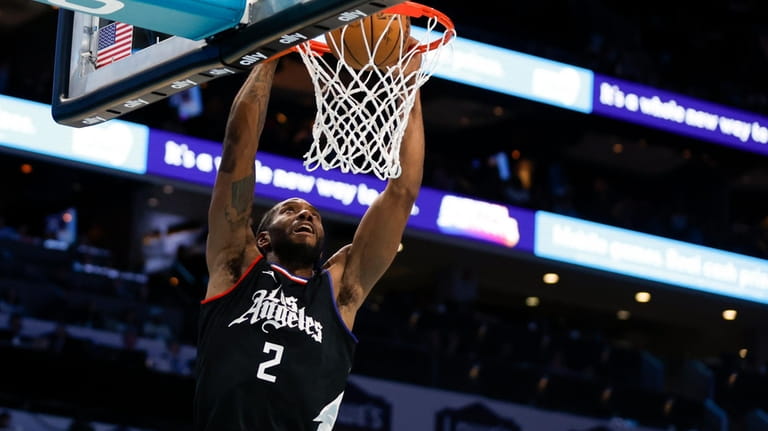 Los Angeles Clippers forward Kawhi Leonard dunks against the Charlotte...