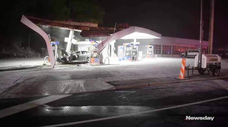 Police 2 Dead After Car Crashes Into Commack Gas Station Newsday 1101