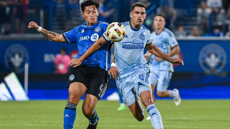 CF Montreal's Fernando Álvarez (4) challenges Atlanta United's Daniel Ríos...