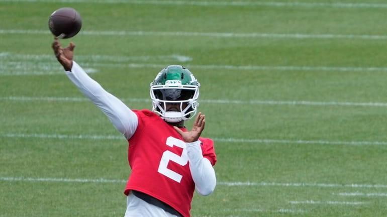 New York Jets quarterback Tyrod Taylor throws the ball during...