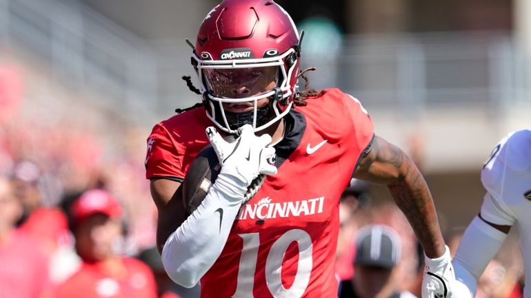 Cincinnati wide receiver Jamoi Mayes (10) makes a catch for...