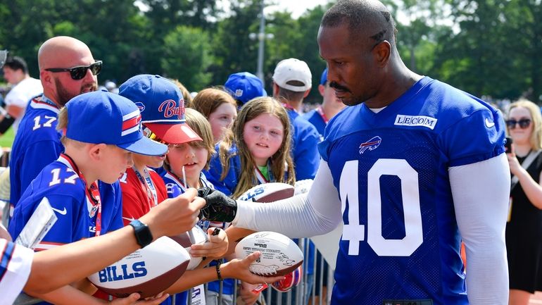 Buffalo Bills linebacker Von Miller (40) signs autographs after an...