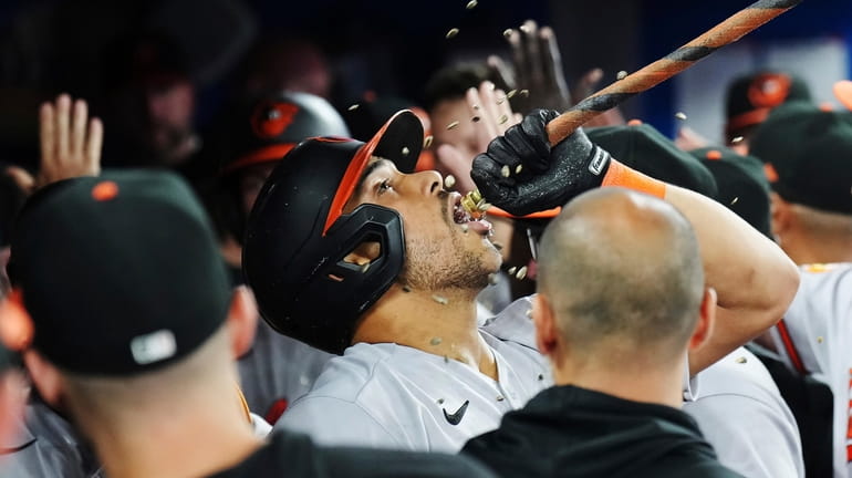 Henderson and Santander homer to lead the 1st-place Orioles past