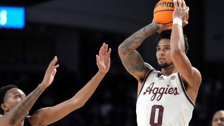 Texas A&M guard Jace Carter (0) looks to shoot a...