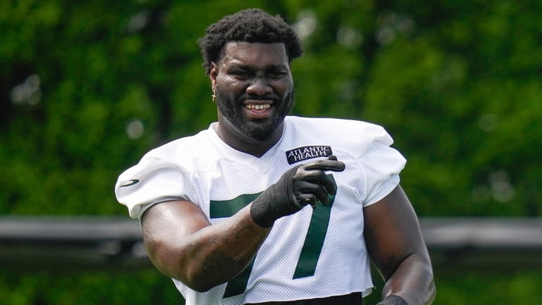 Jets' Mekhi Becton dominates in joint practice with Panthers - Newsday