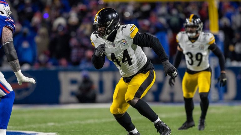 Pittsburgh Steelers linebacker Markus Golden (44) defends during an NFL...