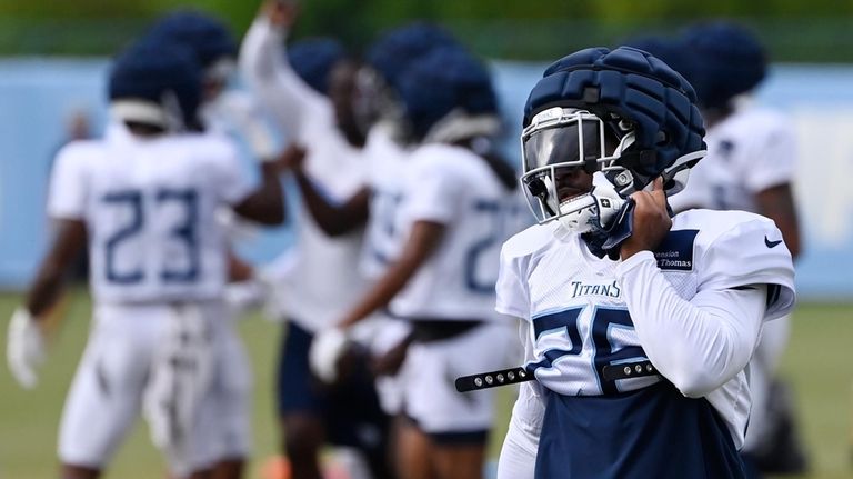 Tennessee Titans safety Quandre Diggs, right, waits for the next...