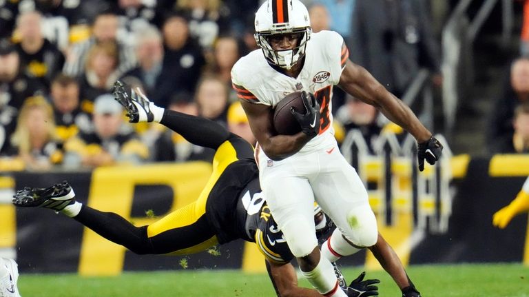 Cleveland Browns running back Nick Chubb runs past Pittsburgh Steelers...