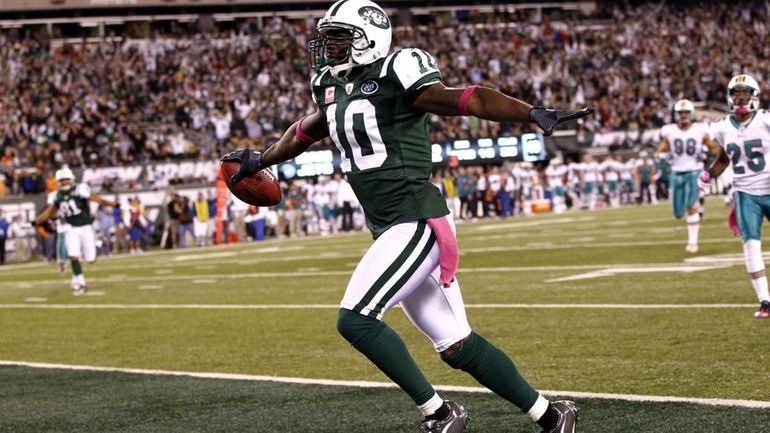 Santonio Holmes runs in for a touchdown during a win...