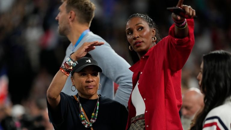 Dawn Staley toalks to Lisa Leslie before a women's gold...