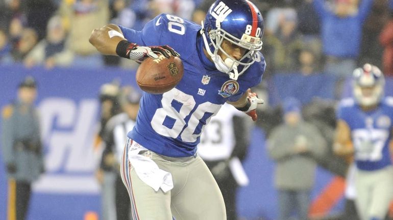 Victor Cruz celebrates a touchdown during a game against the...