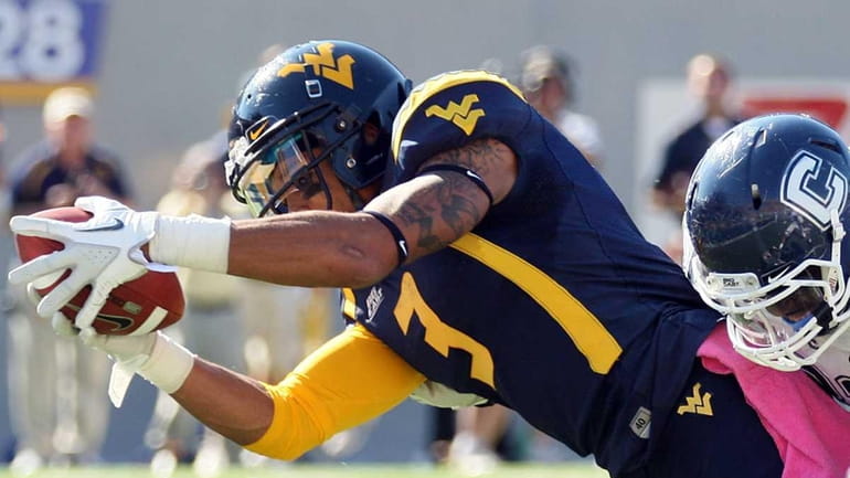 West Virginia wide receiver Stedman Bailey dives into the endozone...