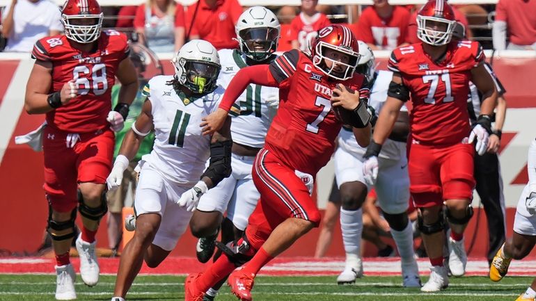 Utah quarterback Cameron Rising (7) runs past Baylor linebacker Keaton...