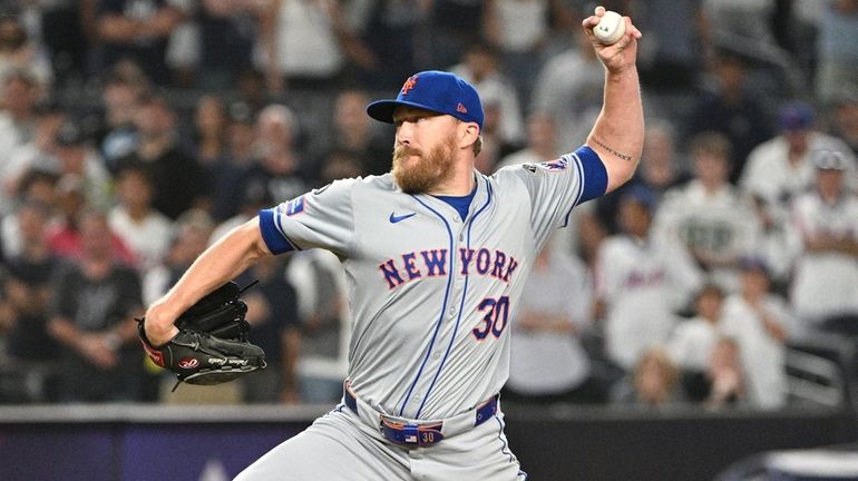 Mets relief pitcher Jake Diekman delivers against the Yankees during...