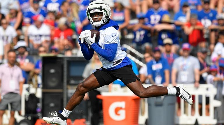 Buffalo Bills wide receiver Curtis Samuel (1) catches a pass...