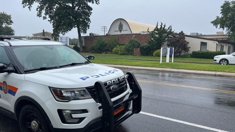 Nassau County police respond to a threat at Temple Avodah...