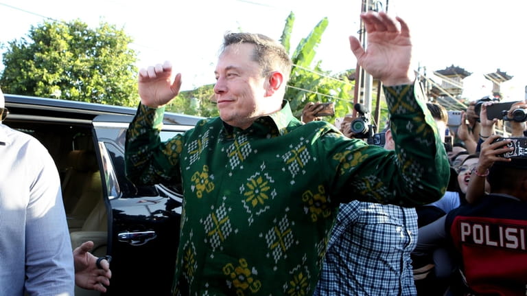 Elon Musk gesture upon his arrival at a public health...