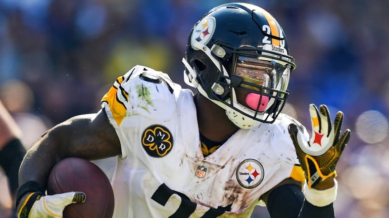 Then-Steelers running back Le'Veon Bell  carries the ball against the Ravens...