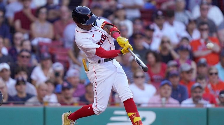 Astros hold off Red Sox to complete first sweep at Fenway Park