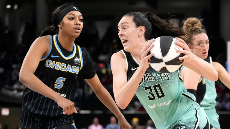 The Liberty's Breanna Stewart drives to the basket as the Chicago...