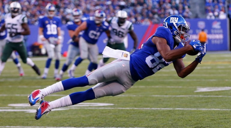 Rueben Randle #82 of the New York Giants makes a...