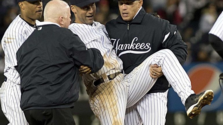 Derek Jeter returns to Yankees, gets injured