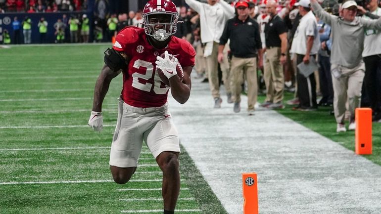 Alabama running back Jam Miller (26) runs in to score...