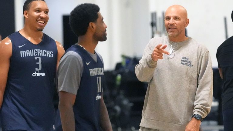 Dallas Mavericks head coach Jason Kidd, right, talks with forward...