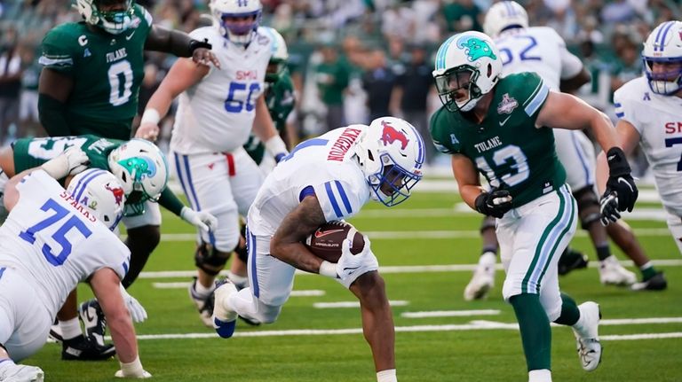 SMU running back Jaylan Knighton (4) carries against Tulane linebacker...