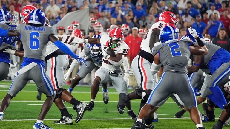 Georgia running back Branson Robinson (22) runs for a touchdown...