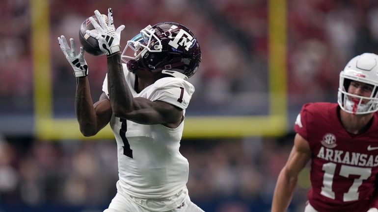 Texas A&M wide receiver Evan Stewart (1) catches a touchdown...