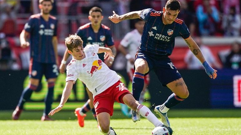 New York Red Bulls midfielder Daniel Edelman, left, vies for...