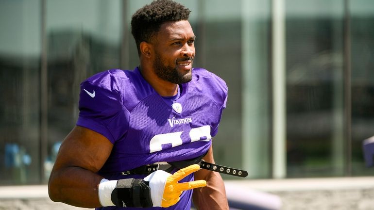 Vikings' Hunter is happy to be over the contract hump, for now, and get  back to practice - Newsday