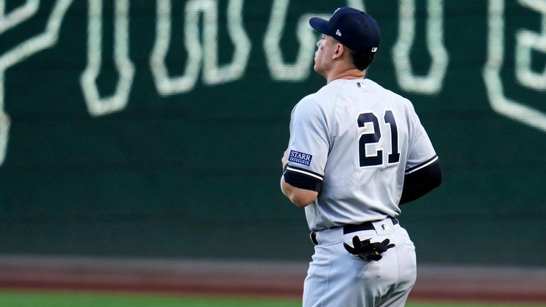 The Yankees' Aaron Judge warms up wearing No. 21 for Roberto...