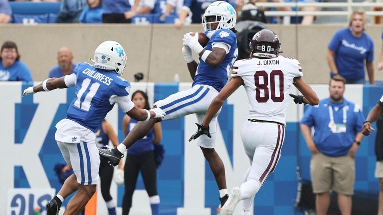 Kentucky defensive back Maxwell Hairston (31) grabs an interception over...