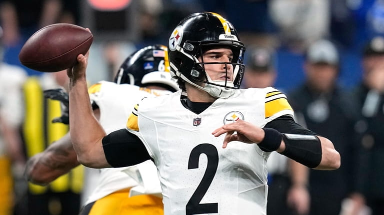 Pittsburgh Steelers quarterback Mason Rudolph throws a pass during the...