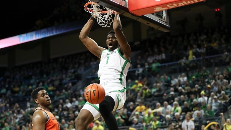 Oregon center N'Faly Dante (1) dunks next to Oregon State...