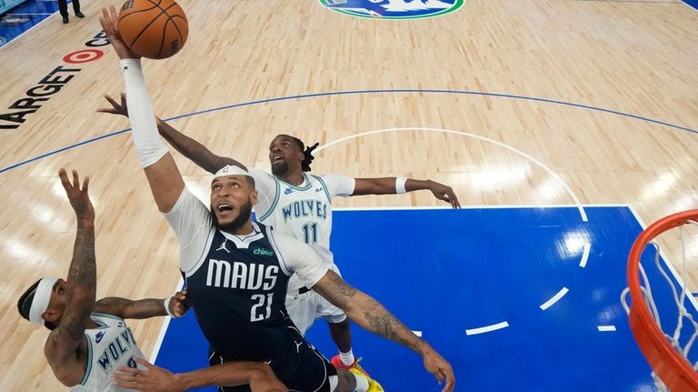 Dallas Mavericks center Daniel Gafford (21) reaches for a rebound...