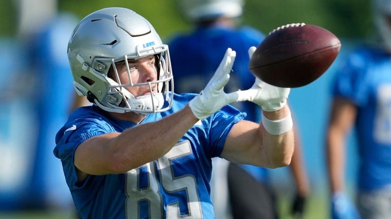 Detroit Lions wide receiver Tom Kennedy (85) catches a pass...