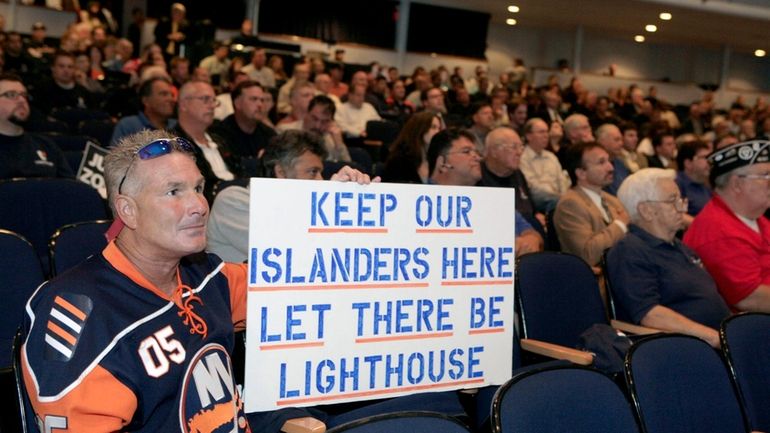 Islanders fans and others listen as then-Islanders owner Charles Wang...