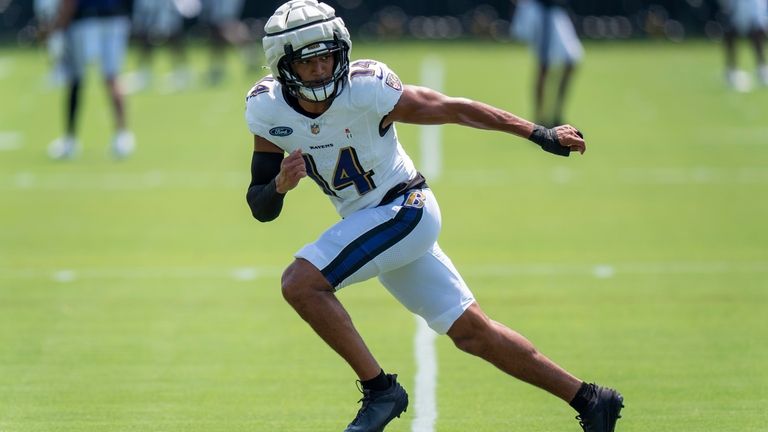 Baltimore Ravens safety Kyle Hamilton works out during NFL football...