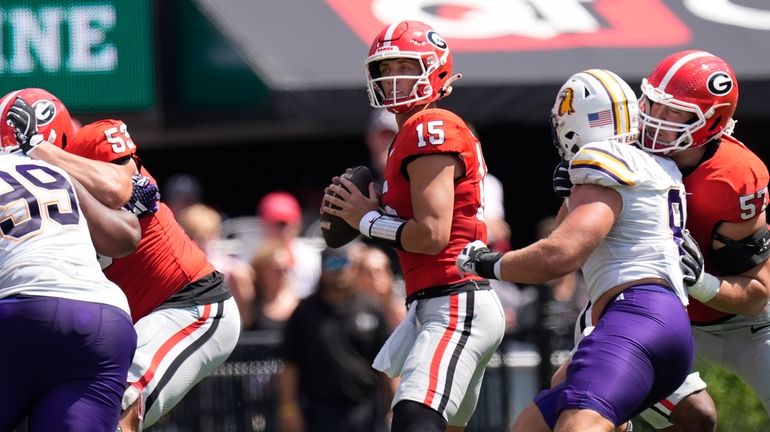 Georgia quarterback Carson Beck (15) looks for an open reciever...